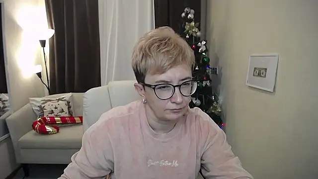 Snapshot of ChristinaRainforce chatting on 11/28/25, 01:14 ChristinaRainforce online show from 11/28/25, 01:14