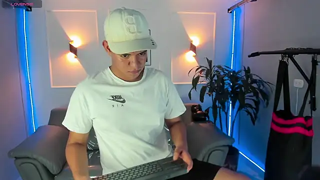 Snapshot of Paul_27_ chatting on 11/30/25, 02:04 Paul 27 online show from 11/30/25, 02:04