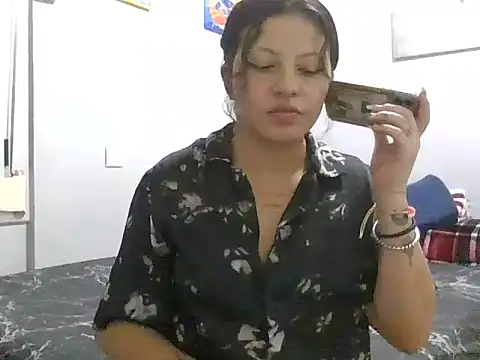 Snapshot of marcoz_charlotte05 chatting on 11/26/25, 01:06 marcoz charlotte05 online show from 11/26/25, 01:06