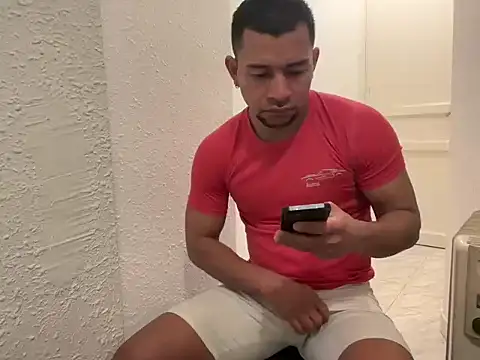 Snapshot of esleider12 chatting on 12/17/25, 05:24 esleider12 online show from 12/17/25, 05:24