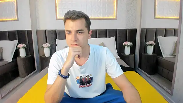 Snapshot of ThomasSmity chatting on 11/25/25, 05:35 ThomasSmity online show from 11/25/25, 05:35