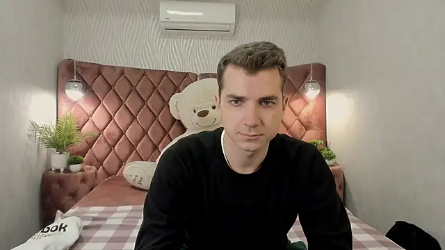 Snapshot of ThomasSmity chatting on 11/27/25, 12:29 ThomasSmity online show from 11/27/25, 12:29