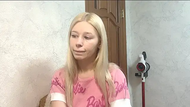 Snapshot of Barbie_Blondie chatting on 12/17/25, 08:15 Barbie Blondie online show from 12/17/25, 08:15