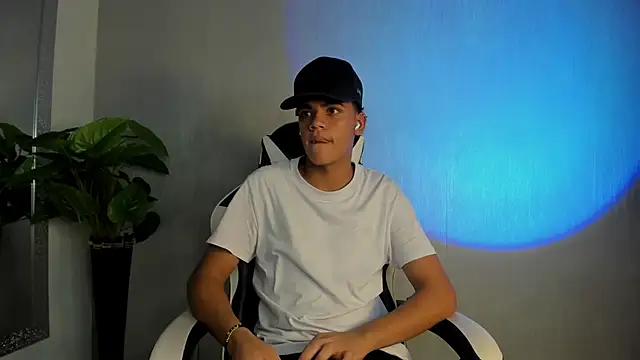 Snapshot of Isaac_Collins_ chatting on 12/02/25, 08:04 Isaac Collins online show from 12/02/25, 08:04