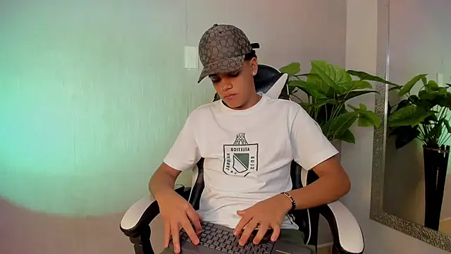 Isaac Collins  online show from 12/04/25, 08:28