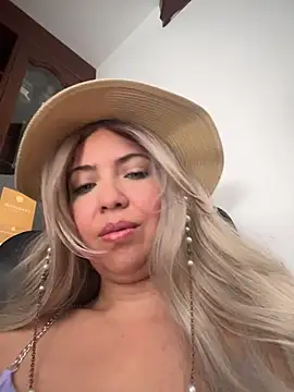 IsaSantoDomingo online show from 12/15/25, 03:27