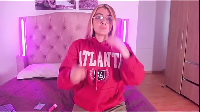 Snapshot of luciana_pink0 chatting on 11/28/25, 07:27 luciana pink0 online show from 11/28/25, 07:27