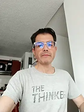 Snapshot of Fuegosutil chatting on 11/30/25, 07:40 Fuegosutil online show from 11/30/25, 07:40