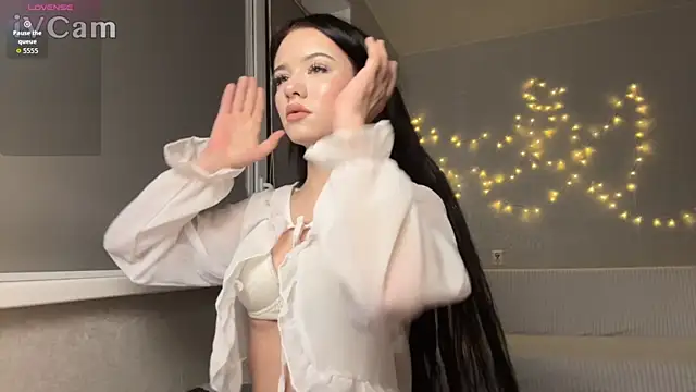 Snapshot of BeatriceMoonn chatting on 11/27/25, 03:19 BeatriceMoonn online show from 11/27/25, 03:19