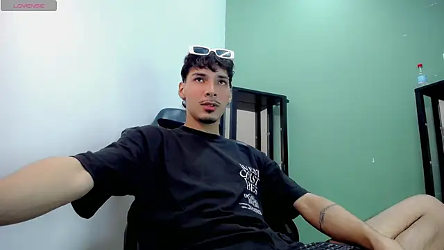 Yankeee  online show from 12/01/25, 03:33