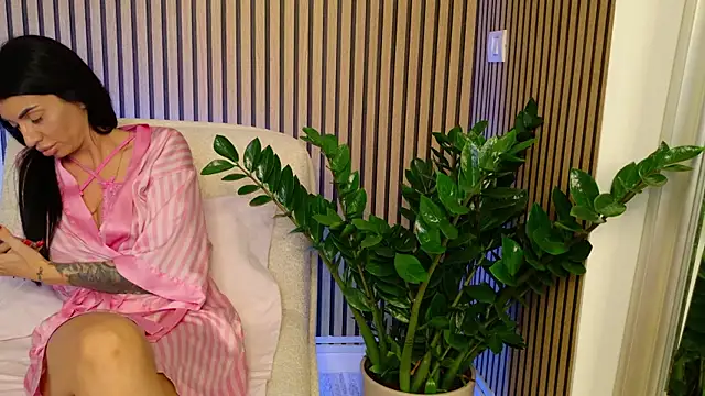 Snapshot of _Khalifa_ chatting on 11/27/25, 07:43 Khalifa online show from 11/27/25, 07:43