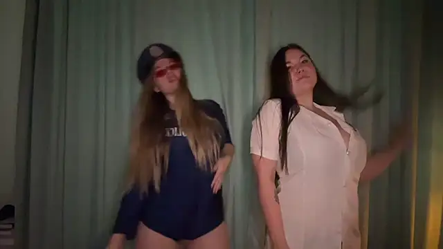 LunaAndFire online show from 12/03/25, 02:15