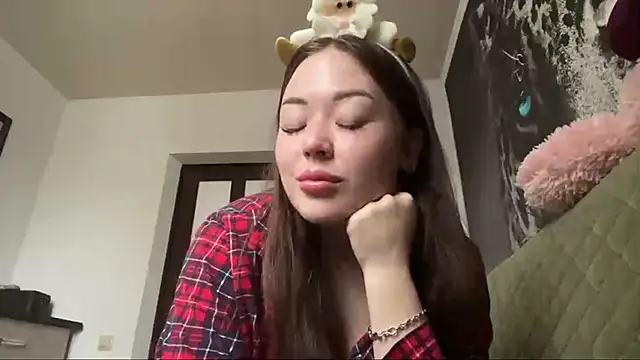 CurietHana1 online show from 12/19/25, 03:57