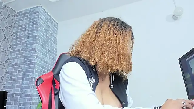 Snapshot of Crystal_bunn chatting on 11/27/25, 08:44 Crystal bunn online show from 11/27/25, 08:44