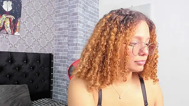 Snapshot of Crystal_bunn chatting on 11/29/25, 06:00 Crystal bunn online show from 11/29/25, 06:00