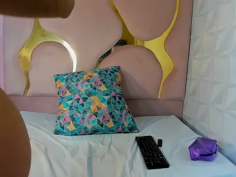 peachrouge online show from 12/17/25, 08:37