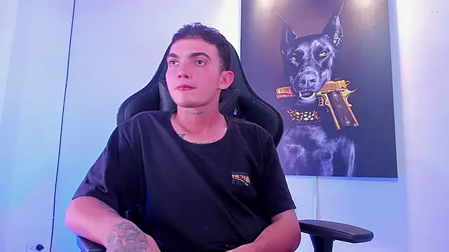 Snapshot of m0ntana777 chatting on 11/28/25, 02:42 m0ntana777 online show from 11/28/25, 02:42