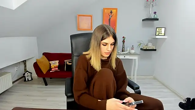 SarahOwenn online show from 12/17/25, 08:15