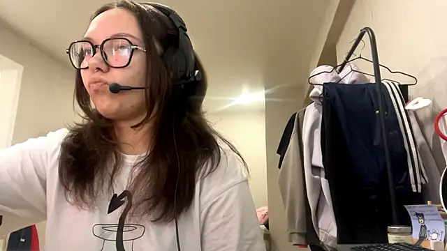 Snapshot of KerriMcbreen chatting on 11/29/25, 06:16 KerriMcbreen online show from 11/29/25, 06:16