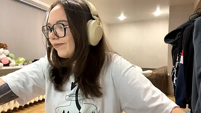 KerriMcbreen online show from 12/15/25, 03:44