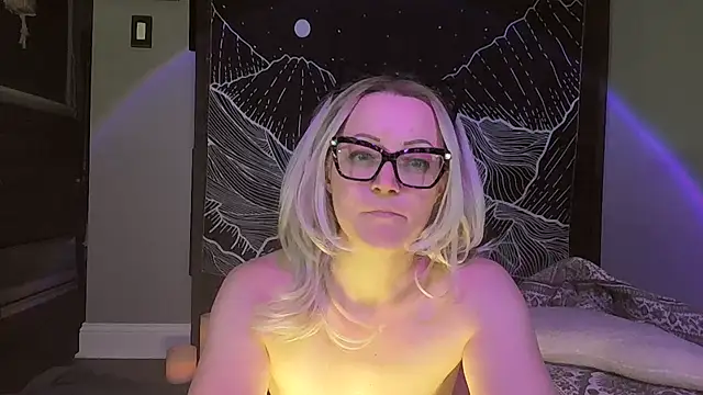 Snapshot of only_one_onyx chatting on 11/29/25, 03:20 only one onyx online show from 11/29/25, 03:20