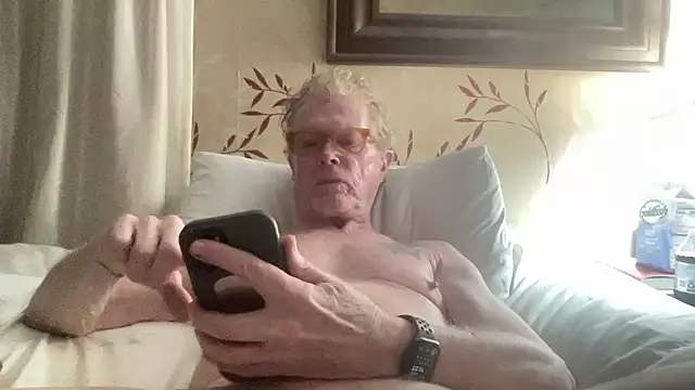 Snapshot of Tom03276 chatting on 01/15/26, 04:28 Tom03276 online show from 01/15/26, 04:28