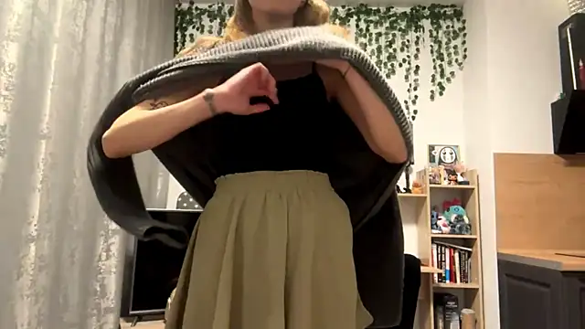  VlalV  online show from 12/01/25, 03:06