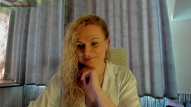Snapshot of LanaLight_x chatting on 05/20/26, 12:33 LanaLight x online show from 05/20/26, 12:33