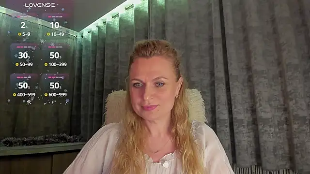 Snapshot of LanaLight_x chatting on 06/06/26, 09:19 LanaLight x online show from 06/06/26, 09:19
