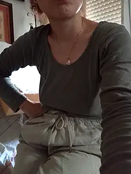 gatitachula93 online show from 04/22/26, 06:42