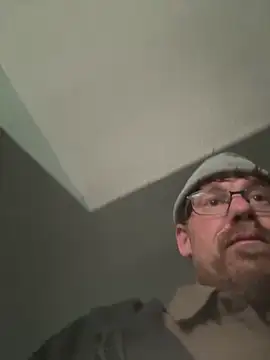 Snapshot of BamaBoi40AL chatting on 12/17/25, 01:28 BamaBoi40AL online show from 12/17/25, 01:28