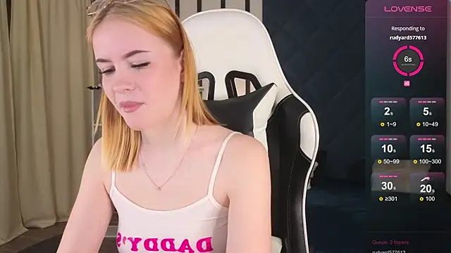 Snapshot of shinyluna1 chatting on 12/02/25, 10:20 shinyluna1 online show from 12/02/25, 10:20