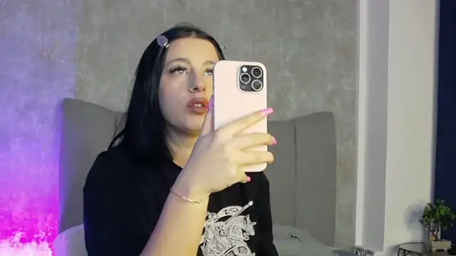 LucyRayy online show from 02/08/26, 08:01