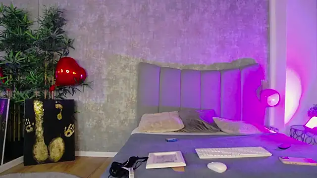 LucyRayy online show from 02/24/26, 08:18