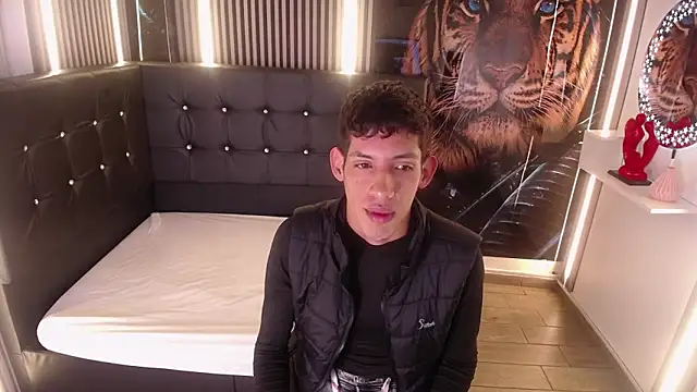 AleJines   online show from 12/02/25, 11:37