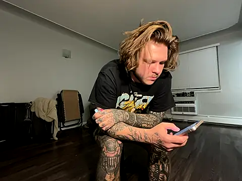 Snapshot of Tatertats chatting on 12/02/25, 05:35 Tatertats online show from 12/02/25, 05:35