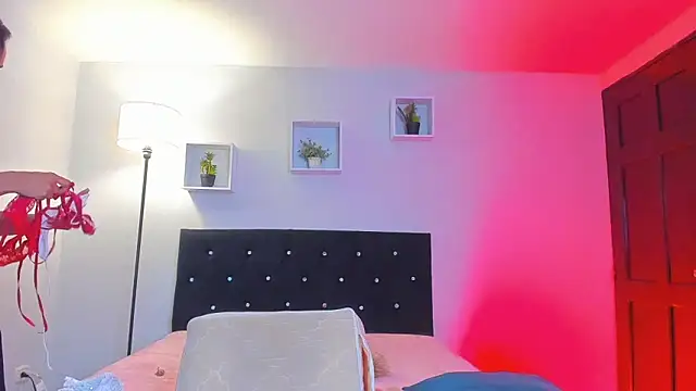 Snapshot of Victoria_Rose_ chatting on 04/30/26, 12:33 Victoria Rose online show from 04/30/26, 12:33