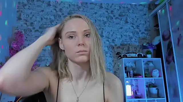 Snapshot of Gina_Gina_love chatting on 04/24/26, 01:19 Gina Gina love online show from 04/24/26, 01:19