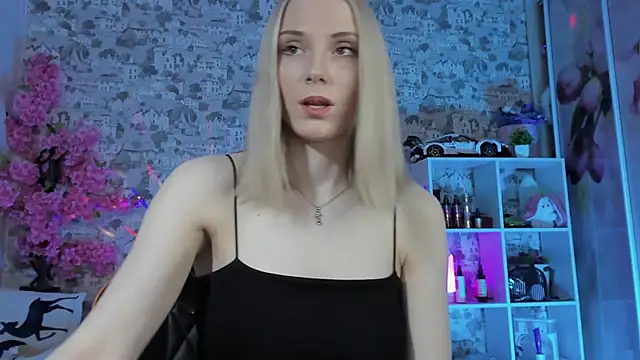 Snapshot of Gina_Gina_love chatting on 04/25/26, 12:57 Gina Gina love online show from 04/25/26, 12:57