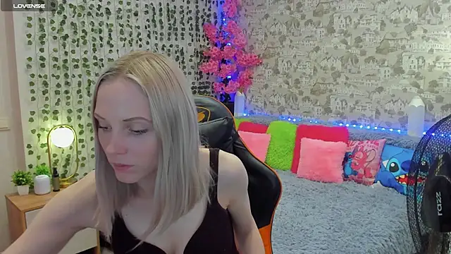 Snapshot of Gina_Gina_love chatting on 05/18/26, 04:29 Gina Gina love online show from 05/18/26, 04:29