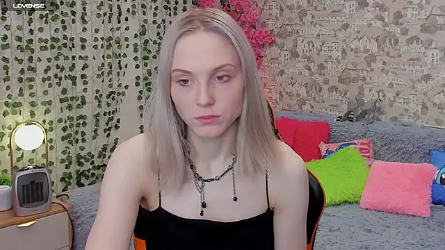 Snapshot of Gina_Gina_love chatting on 05/27/26, 01:24 Gina Gina love online show from 05/27/26, 01:24