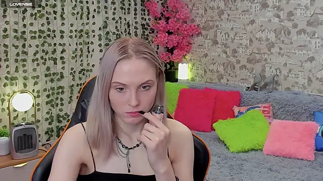 Snapshot of Gina_Gina_love chatting on 05/27/26, 01:57 Gina Gina love online show from 05/27/26, 01:57