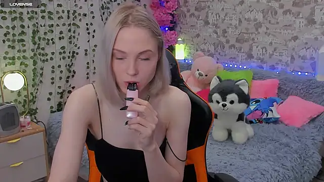 Snapshot of Gina_Gina_love chatting on 06/10/26, 02:23 Gina Gina love online show from 06/10/26, 02:23