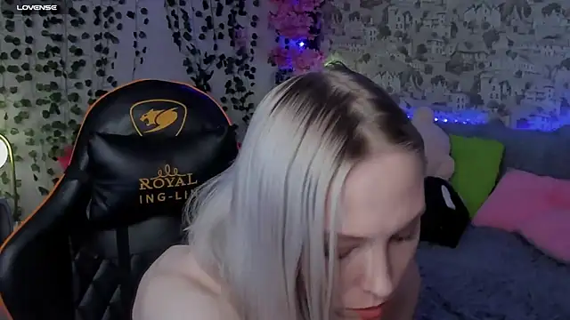 Snapshot of Gina_Gina_love chatting on 06/11/26, 01:38 Gina Gina love online show from 06/11/26, 01:38