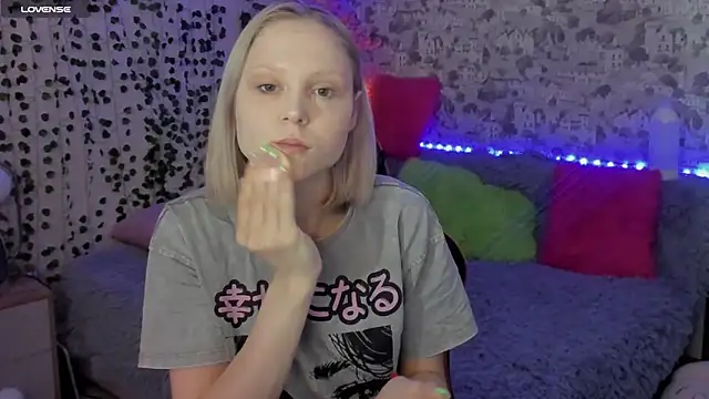 Snapshot of Gina_Gina_love chatting on 06/19/26, 03:22 Gina Gina love online show from 06/19/26, 03:22
