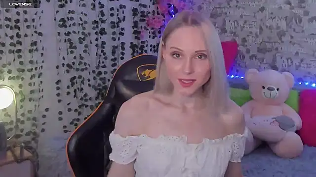 Snapshot of Gina_Gina_love chatting on 06/22/26, 04:09 Gina Gina love online show from 06/22/26, 04:09