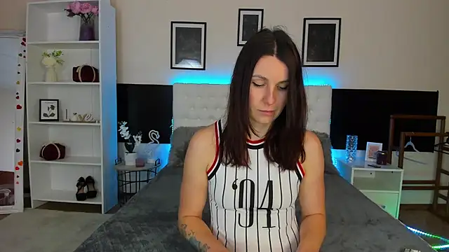 KiraNeeww online show from 02/05/26, 07:02