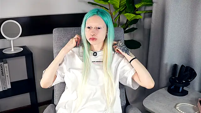 Snapshot of RendaBacke chatting on 12/04/25, 10:35 RendaBacke online show from 12/04/25, 10:35