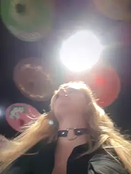 Snapshot of Betsy chatting on 12/21/24, 08:39 Betsy online show from 12/21/24, 08:39