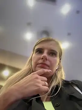 Snapshot of Betsy chatting on 02/01/25, 12:37 Betsy online show from 02/01/25, 12:37